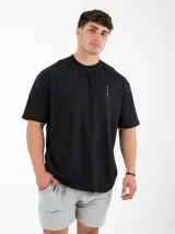 Remera negra de algodón con estampado en la espalda con la frase "Grind Beast Discipline Focus" y el logo de la marca.