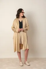 Short gris de satén de seda con cintura elastizada y bolsillos laterales.