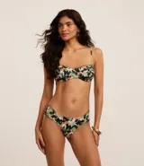 Conjunto de bikini con corpiño con aro y bombacha con laterales drapeados, ambos con estampa tie dye en tonos verde, negro, blanco y naranja.