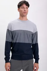 Sweater de punto con bloques de color gris claro, gris oscuro y azul marino.