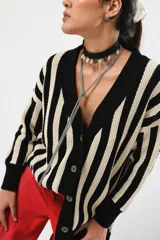 Saco oversize abotonado de punto, con diseño a rayas en blanco y negro y escote en V.
