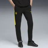 Pantalón de jogging negro con detalles en amarillo, logo de Puma bordado en amarillo y escudo del Club Atlético Peñarol bordado en amarillo.