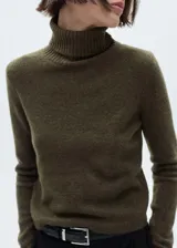 Sweater verde militar de punto con cuello alto y mangas largas.