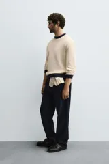 Sudadera de hombre color crudo con estructura waffle, corte relaxed fit, cuello redondo, manga larga y ribete en cuello, puños y bajo en color azul marino.