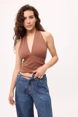 Top color marrón de lycra con escote halter y espalda descubierta.