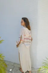 Buzo oversize con capucha, acanalado y con flecos en las mangas.