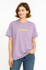 Remera lila con estampado de la palabra "BREZZA" en color amarillo.
