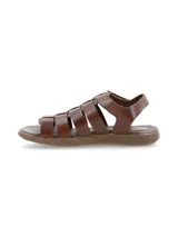 Sandalias de cuero marrón con tiras anchas entrecruzadas en el empeine, talón cubierto con ajuste de velcro y suela plana.
