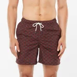 Short de baño marrón con estampado geométrico en blanco y negro, cintura elástica y cordón ajustable blanco.