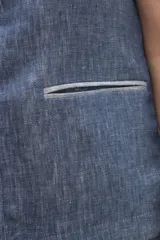 Chaleco color crema de lino, con cuello mao, cierre frontal con botones y bolsillos ojal a contratono.