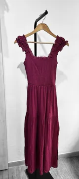 Vestido corto con textura elástica, escote recto con volados y corte debajo del busto.