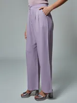 Pantalón negro de vestir, de corte recto y tiro alto, con pinzas en la cintura y bolsillos laterales.