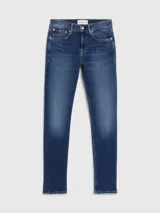 Pantalón de jean azul oscuro, de corte skinny, con tiro bajo y cinco bolsillos.