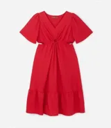 Vestido midi rojo de malla texturizada, con escote en pico, mangas cortas, aro central en el escote y recorte cutout lateral en la cintura.