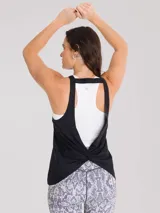 Musculosa deportiva negra de corte clásico con espalda racerback y logo pequeño en el ruedo.