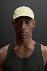 Gorra deportiva color verde lima, con visera y confeccionada en tejido técnico perforado. Tiene ajuste elástico en la parte posterior y logo estampado en el lateral.