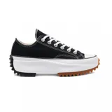 Zapatillas de lona negra con suela de plataforma y diseño de puntas en colores contrastantes.