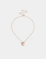 Collar de cadena dorada con dije de flor esmaltada en blanco y rosa, con charms de mariposa, perla y cristal.