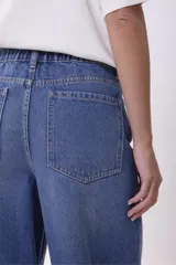 Pantalón de jean azul de corte ancho.