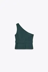 Top verde esmeralda de escote asimétrico con manga sisa y cinturón con hebilla forrada.