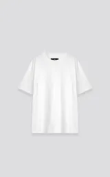 Remera oversize de algodón premium color blanco tiza, con cuello redondo rib al tono y hombros caídos.