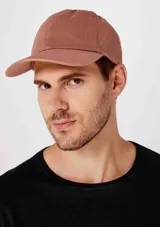 Gorro de gabardina color marrón, con visera curva y correa ajustable en la parte trasera.