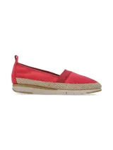 Slip-on de estilo alpargata con suela flexible y detalles de cuerda trenzada, ideal para uso diario en media estación.