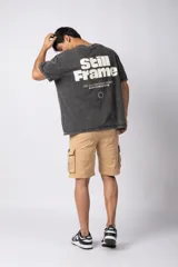 Remera gris oscuro con efecto gastado, de algodón peinado, con cuello redondo y estampado pequeño en el pecho.