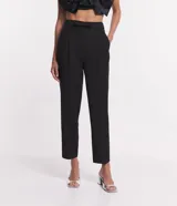Pantalón negro de corte recto, con trabillas en la cintura y cinturón de lazo de tela.