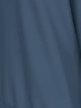 Buzo azul de felpa de algodón y poliéster, de la colección Calvin Klein Jeans. Tiene cuello redondo, manga larga, puños y dobladillo de punto canalé, ajuste regular e insignia con logo de Calvin Klein bordado en el pecho.