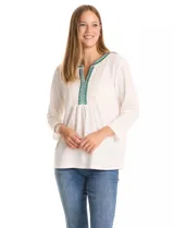 Blusa texturizada color blanco, con cuello a la base y escote en V. Presenta bordados en tonos verdes y blancos alrededor del escote y en el canesú. Mangas 3/4 y tejido suave y elastizado.