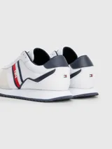 Zapatillas Tommy Hilfiger blancas con detalles en azul marino y rojo.