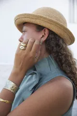 Brazalete ancho de bronce macizo con textura irregular.