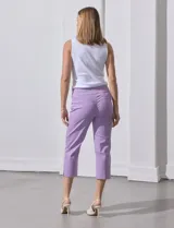 Pantalón capri color beige de gabardina elastizada, marca Zac & Reachel. Pretina ancha elastizada. Delantera y trasera con bolsillos simulados.