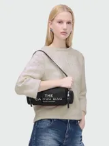 Bolso de hombro Marc Jacobs modelo The Cargo Canvas, color negro con logo estampado en blanco.