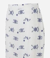 Pollera midi de laise color blanco con bordado de flores y diseño boho.