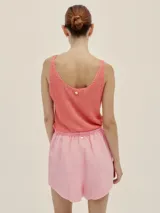 Top de punto en color rosa con tirantes y diseño sencillo, ideal para estar cómodamente.