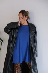 Buzo negro de viscosa, de corte amplio y mangas largas.