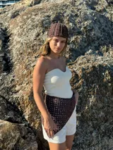 Gorro tipo casquete tejido a mano en crochet con hilo 100% algodón color marrón.