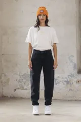 Remera blanca de algodón con estampa rectangular en tonos beige y texto negro.