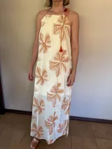 Vestido de lino color natural con bordados de flores color naranja y cordón ajustable en el escote.