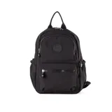 Mochila pequeña color negro, confeccionada en poliéster, con múltiples bolsillos externos e internos, acceso con cierre y herrajes plateados.
