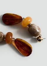 Aros colgantes con cierre a presión, con abalorios de resina color marrón, beige y dorado.