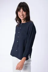 Blusa azul marino de manga larga con cuello redondo y tapeta de botones.