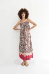 Maxi vestido con estampa animal en tonos chocolate y guarda floral en el ruedo.