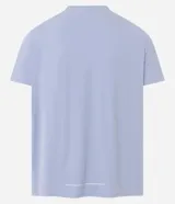 Remera masculina de manga corta y cuello redondo, color celeste claro, con un pequeño logo bordado en el pecho.