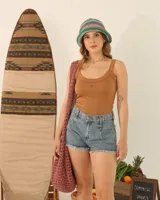 Short de jean celeste con pinzas en el delantero y ruedo desflecado.