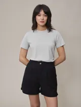 Remera color gris claro de cuello redondo y manga corta, con logo bordado en el pecho.