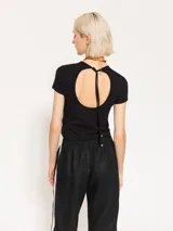 Remera de calce ajustado color amarillo, confeccionada en algodón con elastano. Presenta escote redondo cerrado en el frente, espalda cavada y mangas cortas estilo japonés que acompañan la silueta.