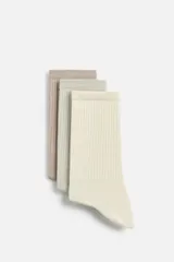 Pack de tres pares de calcetines de caña media tejidos en mezcla de algodón con acabado acanalado. Incluye un par color beige, un par color verde claro y un par color crudo.